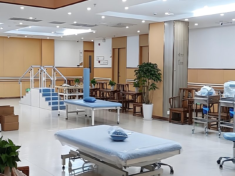 失能老人护理：家庭与社会的共同责任